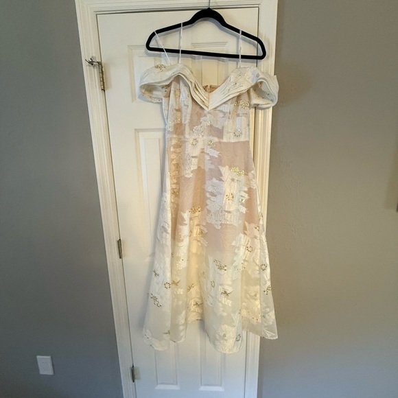 Elliatt Octavia Midi Dress in Ivory & Gold - Picture 2 of 7